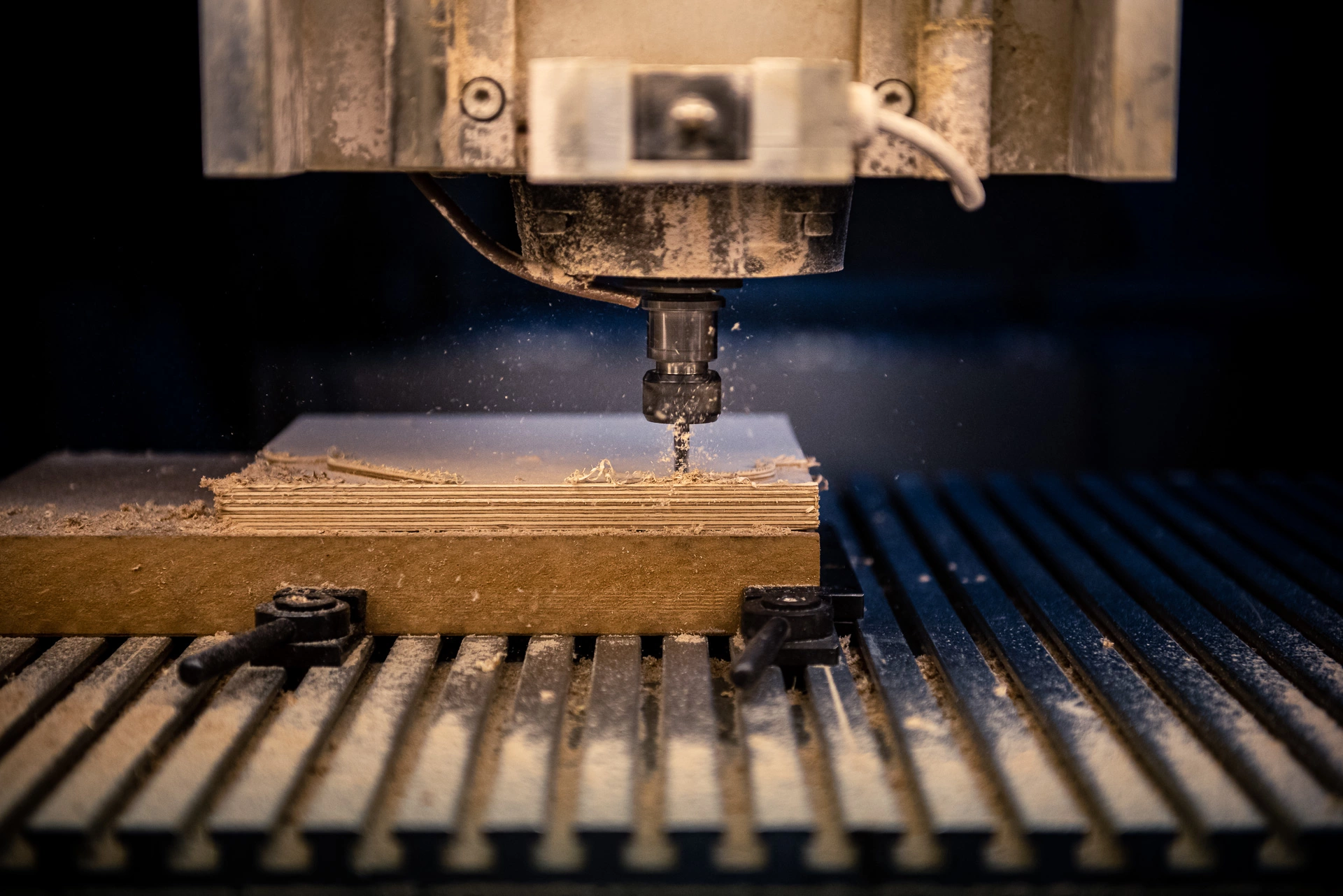 freesmachine die een houten plank bewerkt