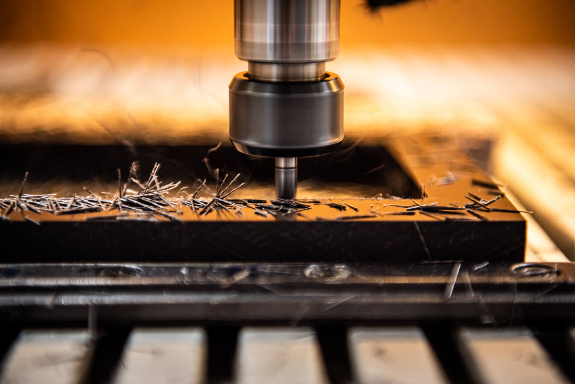 CNC frezen van een zwart delrin POM kunstof blok