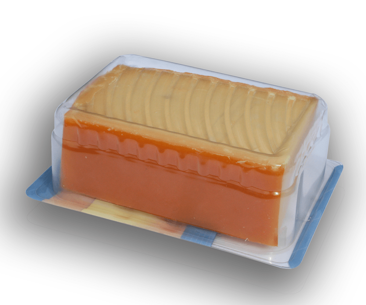 Blok kaas in een plastic verpakking