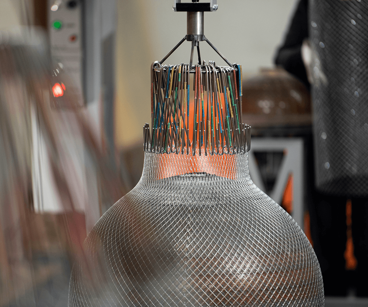 Het gaas voor de lampenkap van een Meshmatic lamp die in vorm getrokken wordt